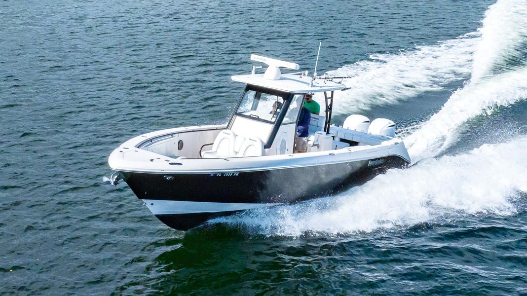 2014 Everglades 325 Center Console