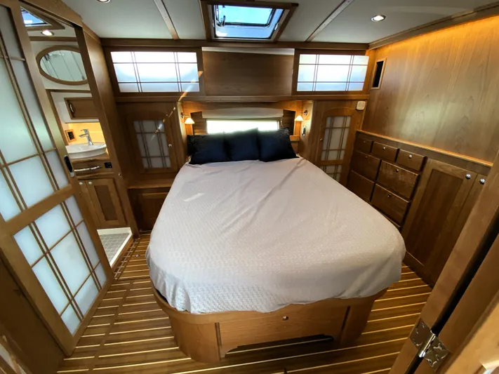 Yacht Photos Pics Master Stateroom