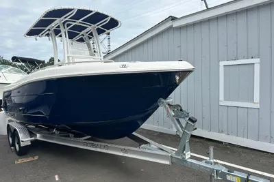 Robalo R222 Center Console