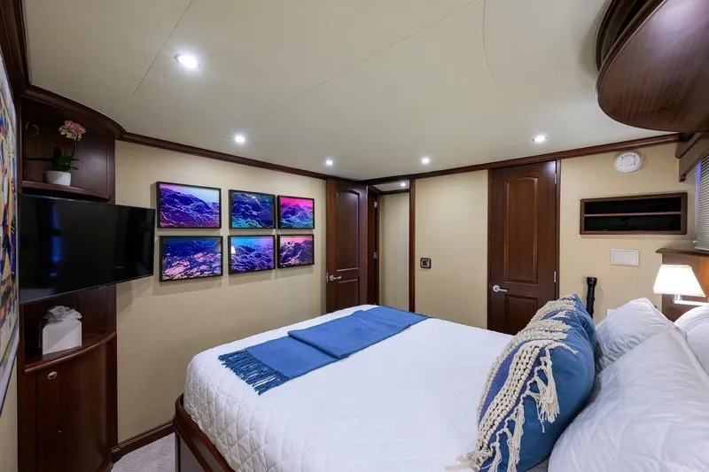 Jule Yacht Photos Pics Luxurious bedroom interior of 2005 Pacific Mariner 85 yacht with modern decor and ambient lighting.