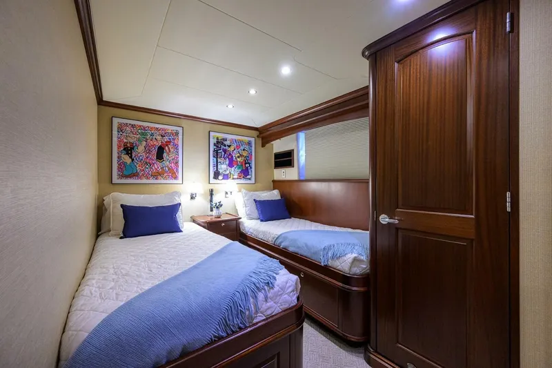 Jule Yacht Photos Pics Luxurious 2005 Pacific Mariner 85 yacht cabin with twin beds and elegant decor.
