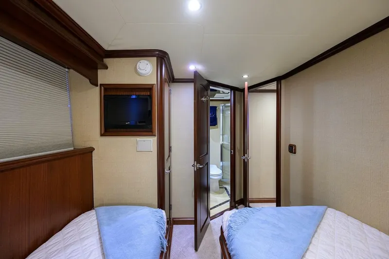 Jule Yacht Photos Pics Interior cabin of 2005 Pacific Mariner 85 yacht with twin beds and ensuite bathroom.