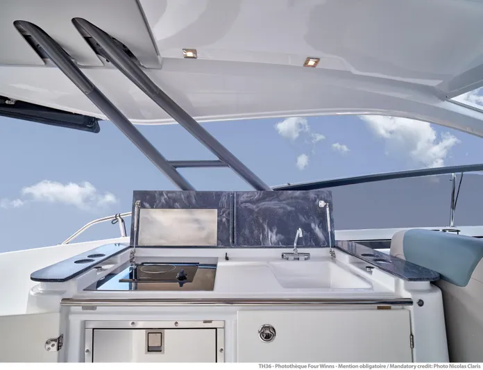 Th 36 Yacht Photos Pics Middle of the Main deck