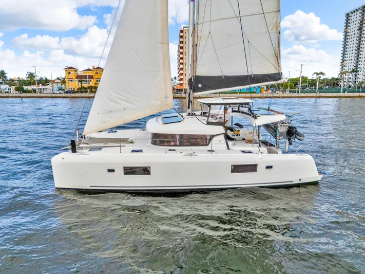 Blue Infinity Yacht Photos Pics 