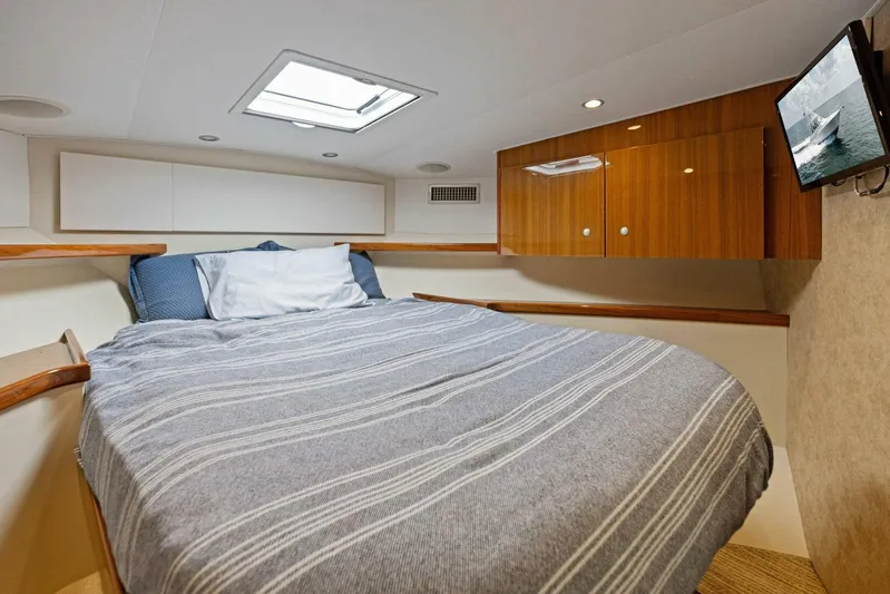 Mahirita Yacht Photos Pics Cozy bedroom in 2014 Viking 42 Open yacht with skylight and TV.