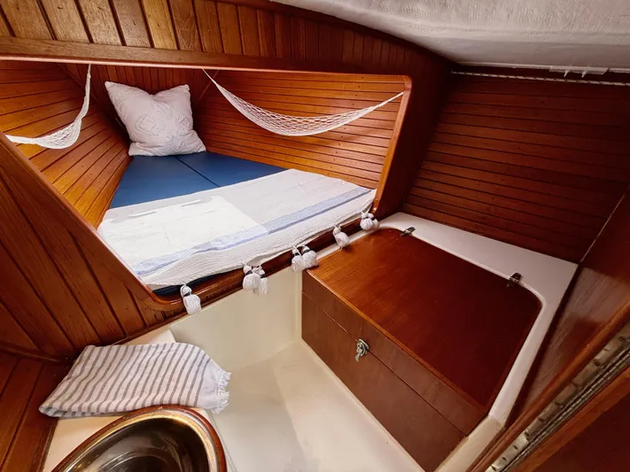 Easterly Yacht Photos Pics Cozy cabin interior of 2009 e Sailing Yachts e33 with wooden finish and bedding.