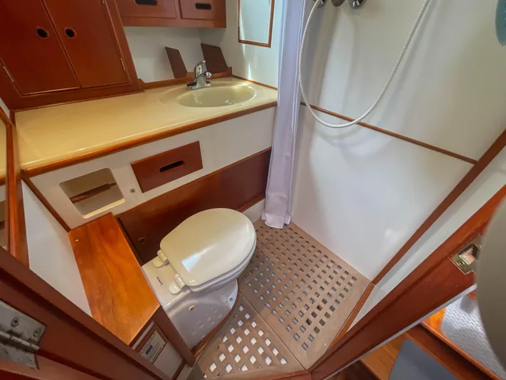 Tallulah Yacht Photos Pics Forward stateroom en suite head