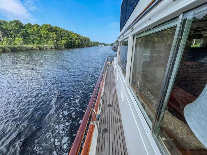 Tallulah Yacht Photos Pics Wide walkways