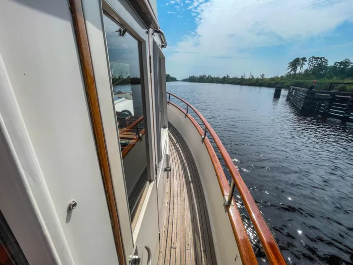 Tallulah Yacht Photos Pics Wide walkways