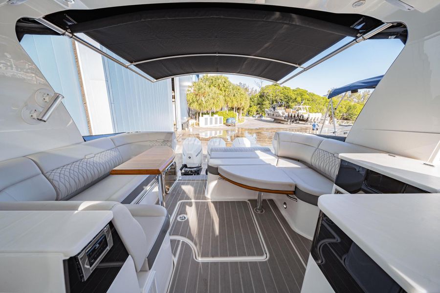 2022 Sea Ray 370 Sundancer Outboard