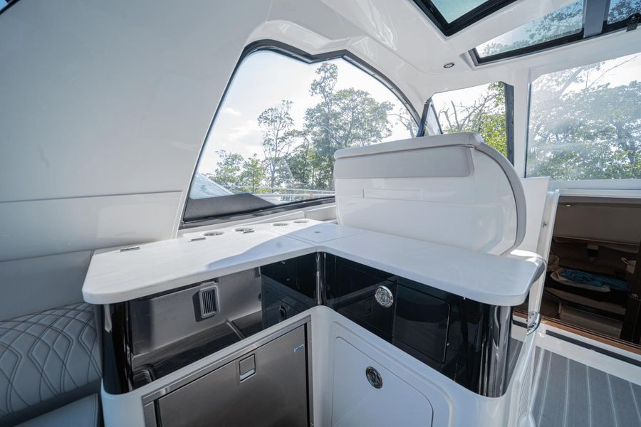 2022 Sea Ray 370 Sundancer Outboard