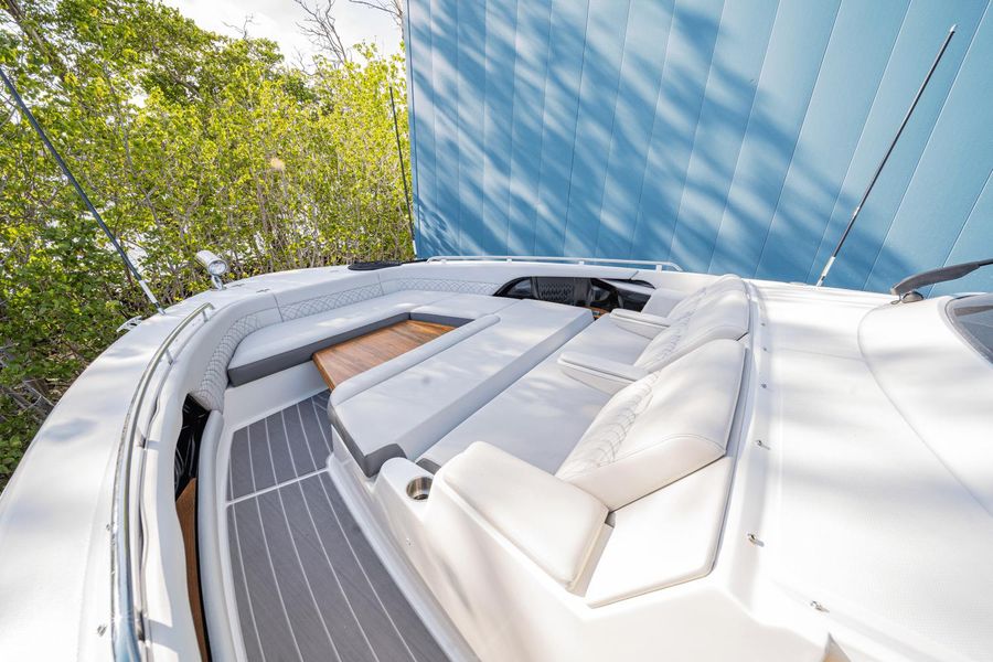 2022 Sea Ray 370 Sundancer Outboard