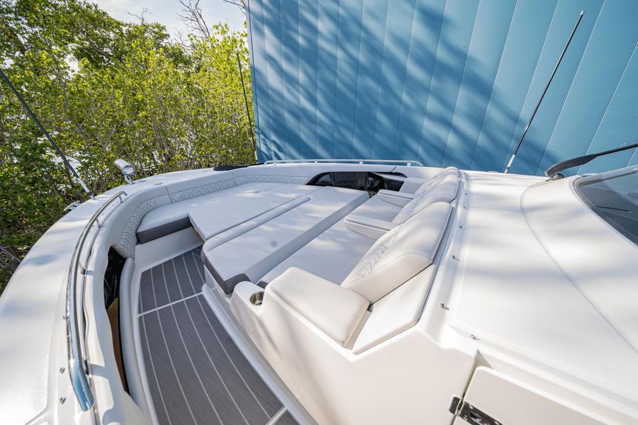 2022 Sea Ray 370 Sundancer Outboard
