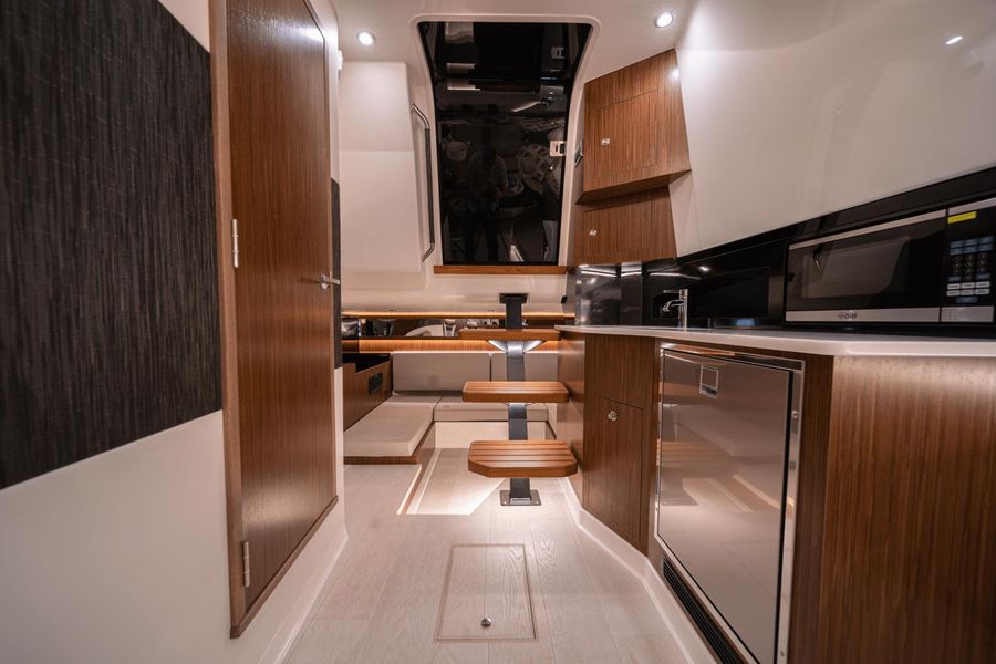 2022 Sea Ray 370 Sundancer Outboard