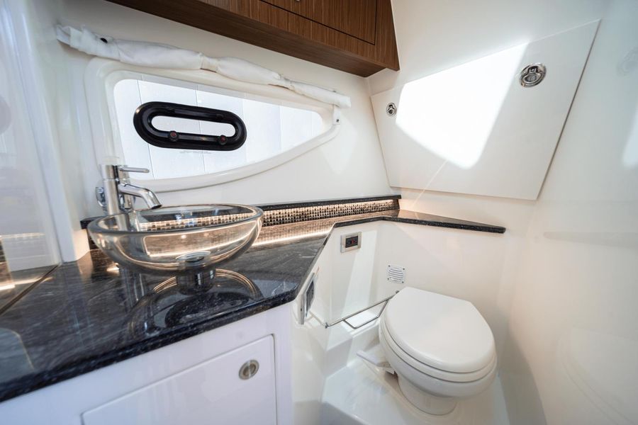 2022 Sea Ray 370 Sundancer Outboard