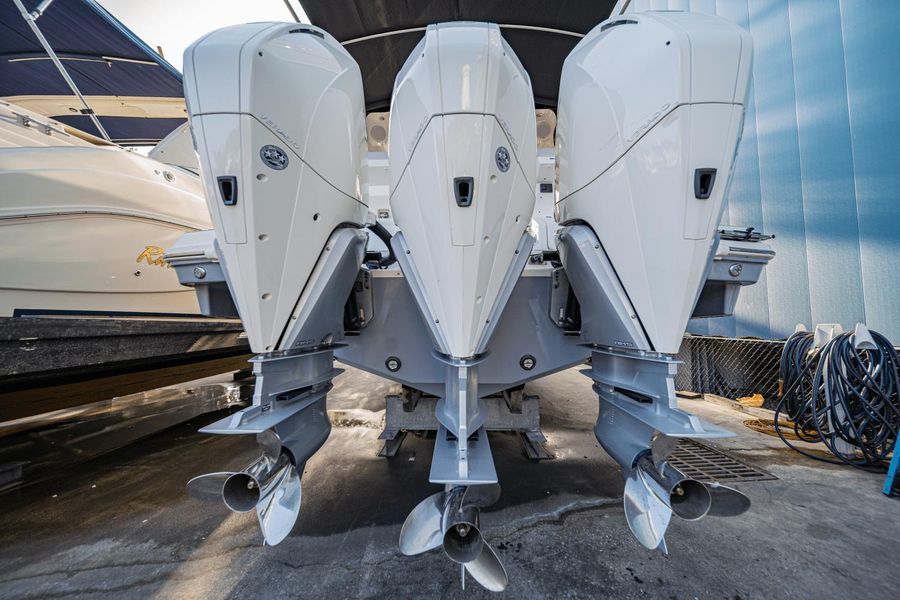 2022 Sea Ray 370 Sundancer Outboard