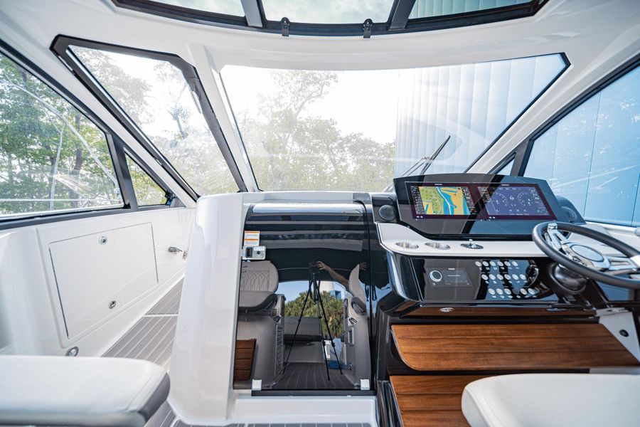 2022 Sea Ray 370 Sundancer Outboard