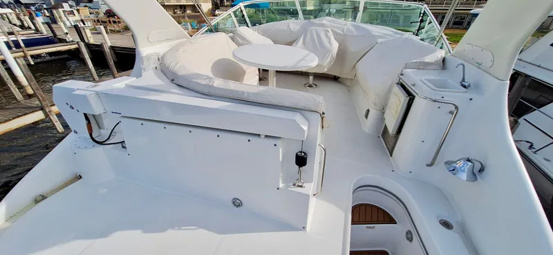 Regina Rae Yacht Photos Pics 1999 Carver 450 Voyager Pilothouse yacht deck with seating and table.