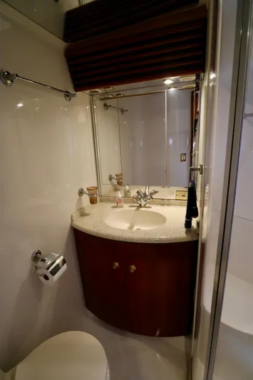 Regina Rae Yacht Photos Pics 1999 Carver 450 Voyager Pilothouse bathroom with sink, mirror, and toilet.