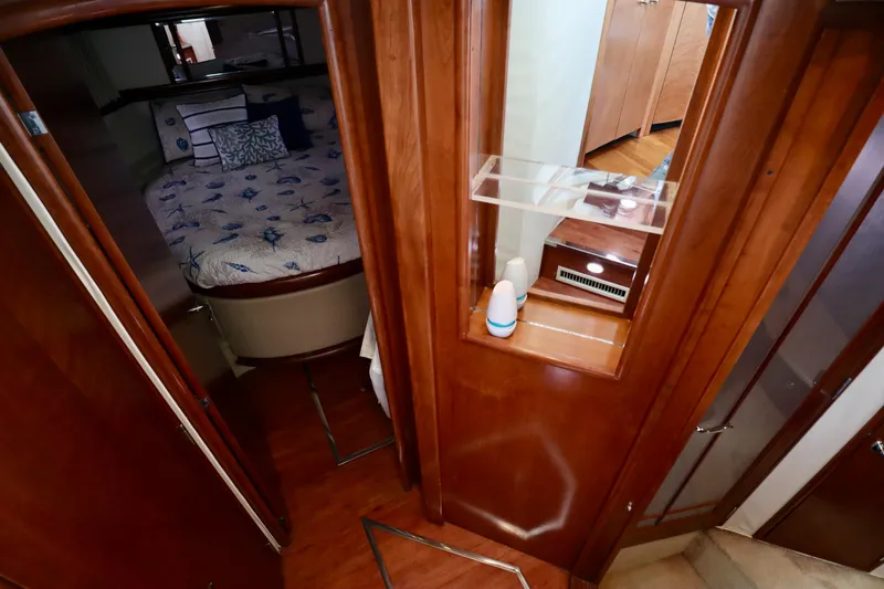 Regina Rae Yacht Photos Pics Interior of 1999 Carver 450 Voyager Pilothouse with wood finish and cozy bedroom.