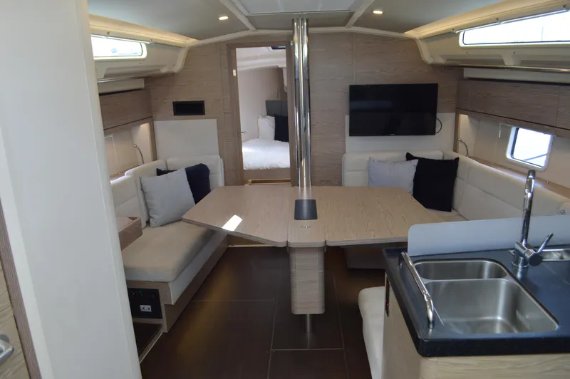 Monhegan Yacht Photos Pics Hanse 418 - Salon w/ Table Open