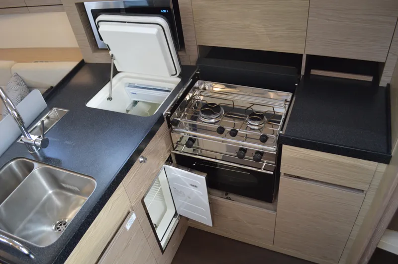 Monhegan Yacht Photos Pics Hanse 418 - Refrigeration and Stove Top
