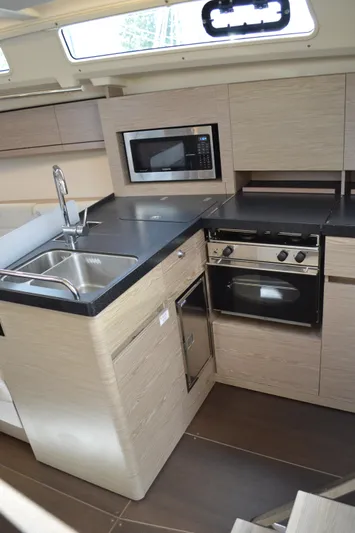 Monhegan Yacht Photos Pics Hanse 418 - Galley (2)