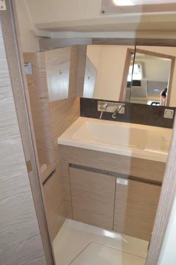 Monhegan Yacht Photos Pics Hanse 418 - Head