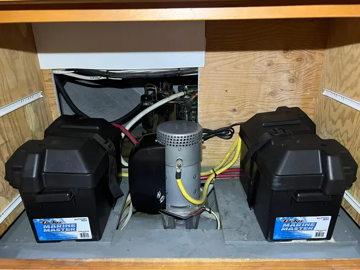Dazilus Yacht Photos Pics 2001 Silverton 410 Sport Bridge battery compartment with marine batteries and wiring.