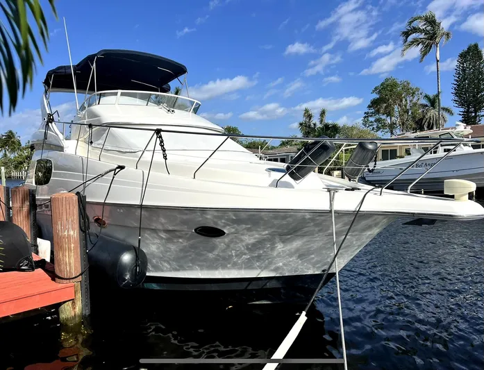 Dazilus Yacht Photos Pics 2001 Silverton 410 Sport Bridge yacht docked on a sunny day.