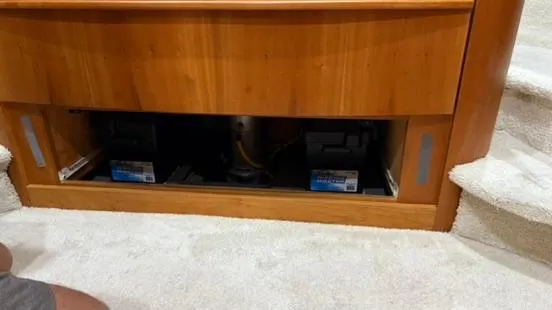 Dazilus Yacht Photos Pics 2001 Silverton 410 Sport Bridge interior showing battery compartment under wooden panel.