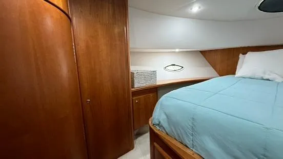 Dazilus Yacht Photos Pics 2001 Silverton 410 Sport Bridge cabin with wood paneling and a cozy bed.