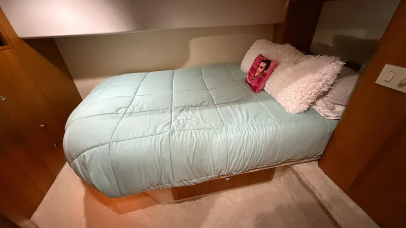 Dazilus Yacht Photos Pics Cozy bedroom in 2001 Silverton 410 Sport Bridge with teal bedding and decorative pillows.