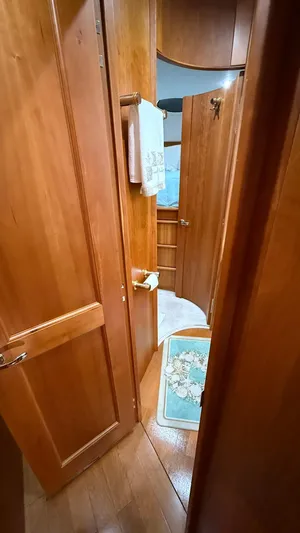 Dazilus Yacht Photos Pics Interior of 2001 Silverton 410 Sport Bridge, featuring wooden cabinetry and bathroom entrance.