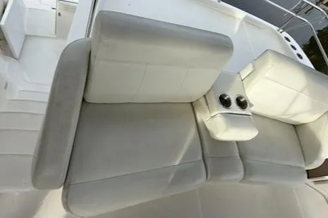 Dazilus Yacht Photos Pics 2001 Silverton 410 Sport Bridge interior seating with cup holders.