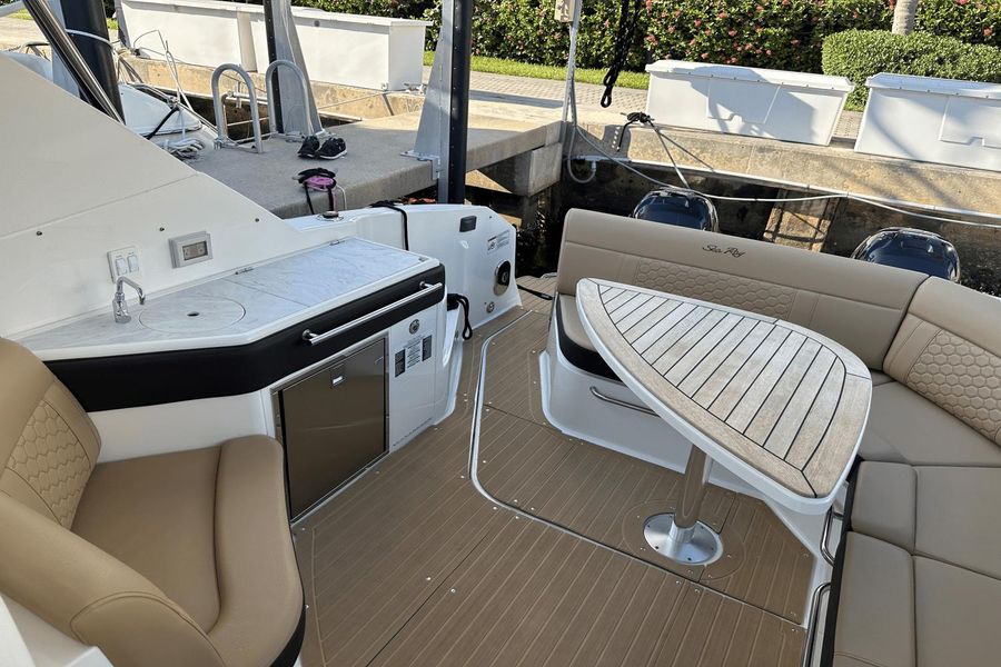 2022 Sea Ray 320 Sundancer OB