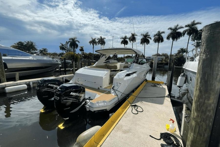 2022 Sea Ray 320 Sundancer OB