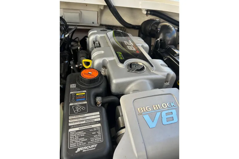  Yacht Photos Pics Engine of 2016 Sea Ray 350 SLX with Big Block V8, Mercury MerCruiser.