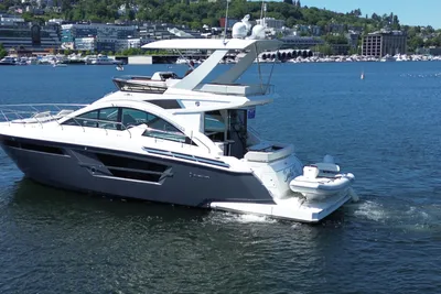 Cruisers Yachts 54 Fly