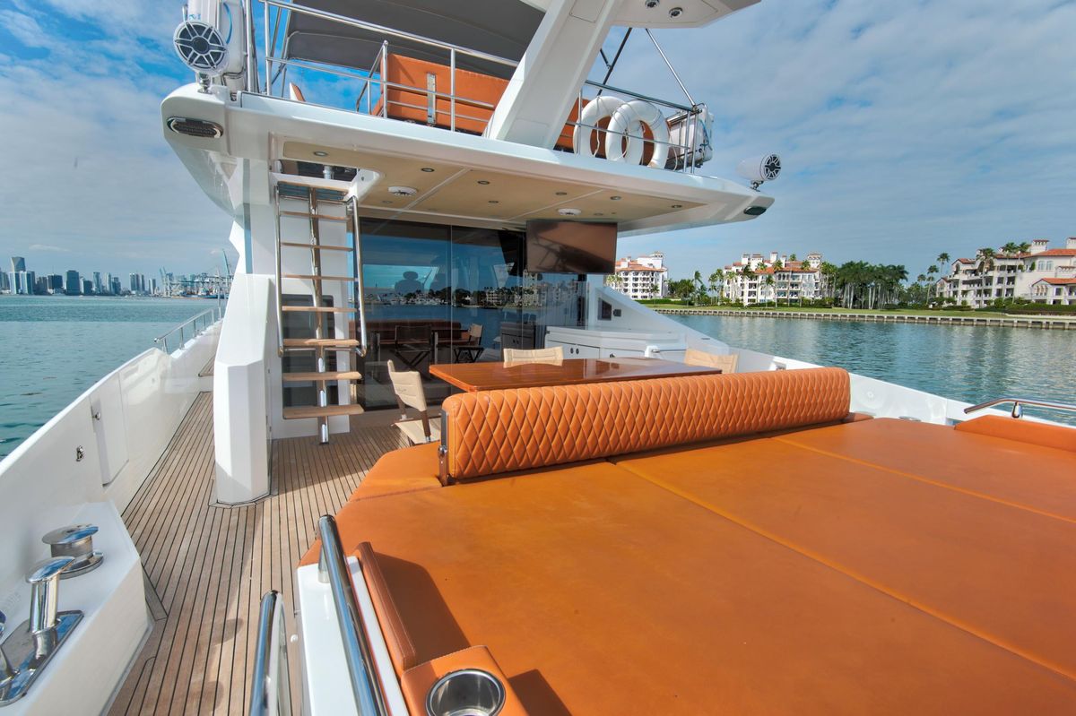 2015 Azimut 77 