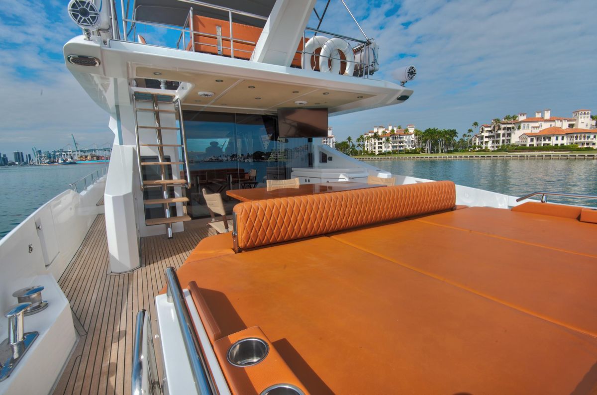 2015 Azimut 77 