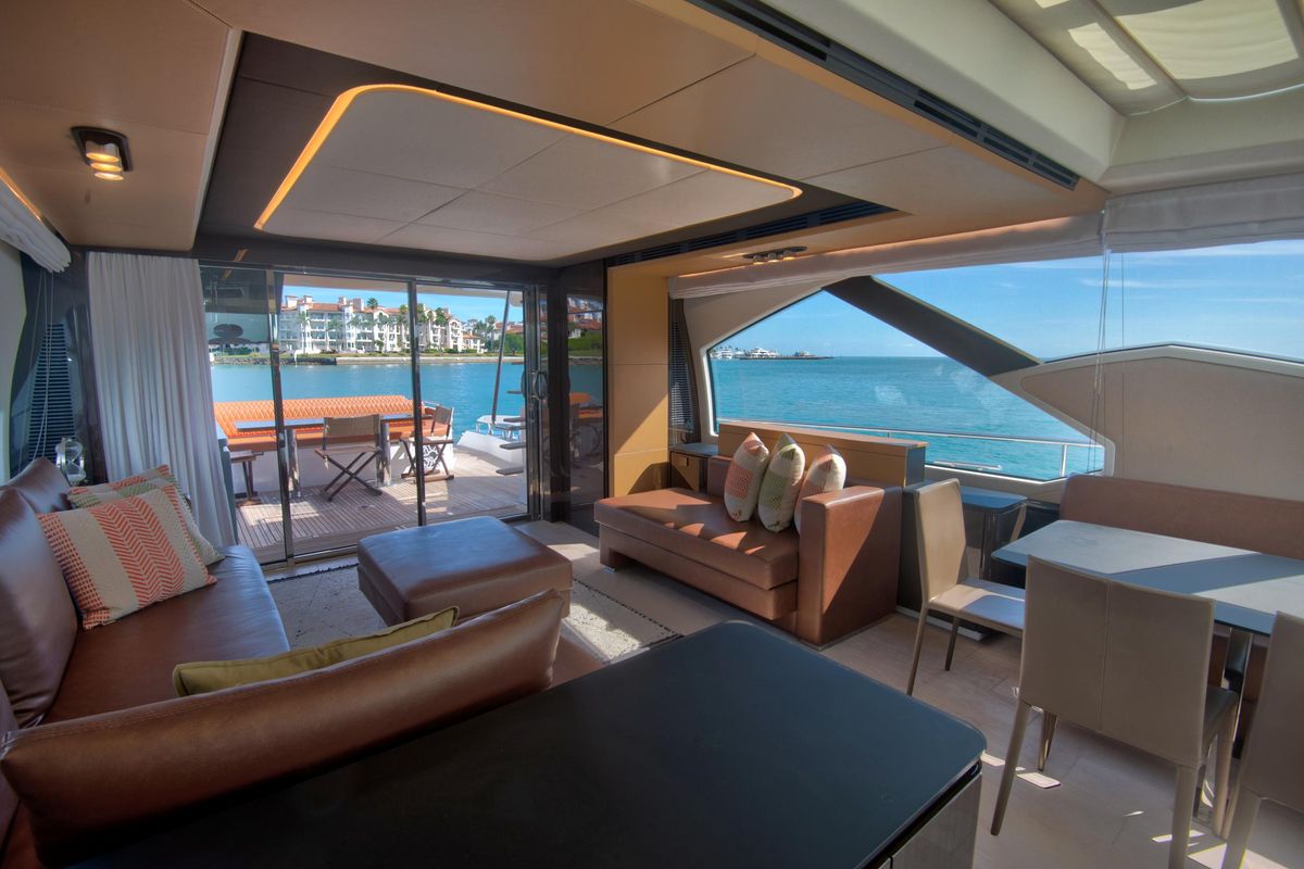2015 Azimut 77 