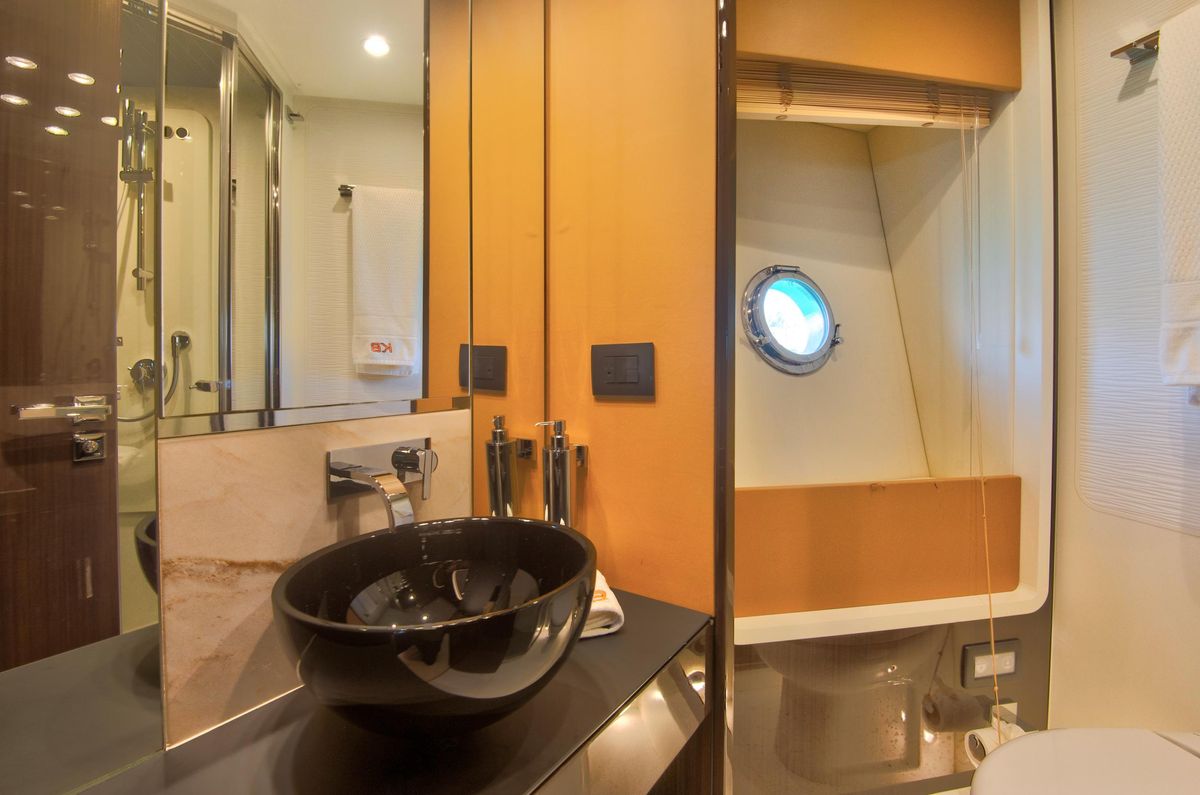 2015 Azimut 77 
