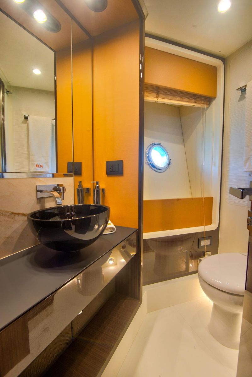 2015 Azimut 77 