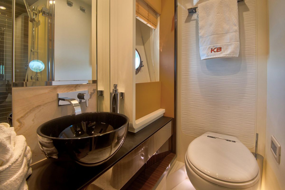 2015 Azimut 77 