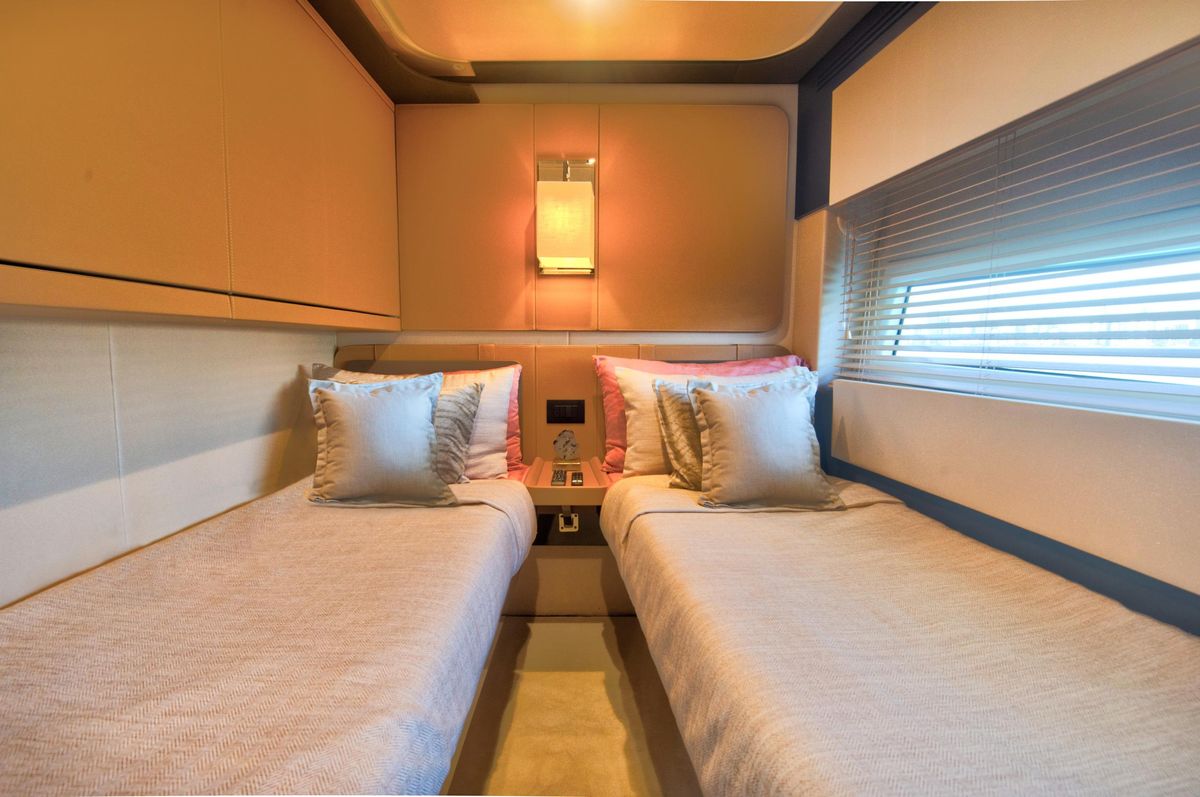 2015 Azimut 77 
