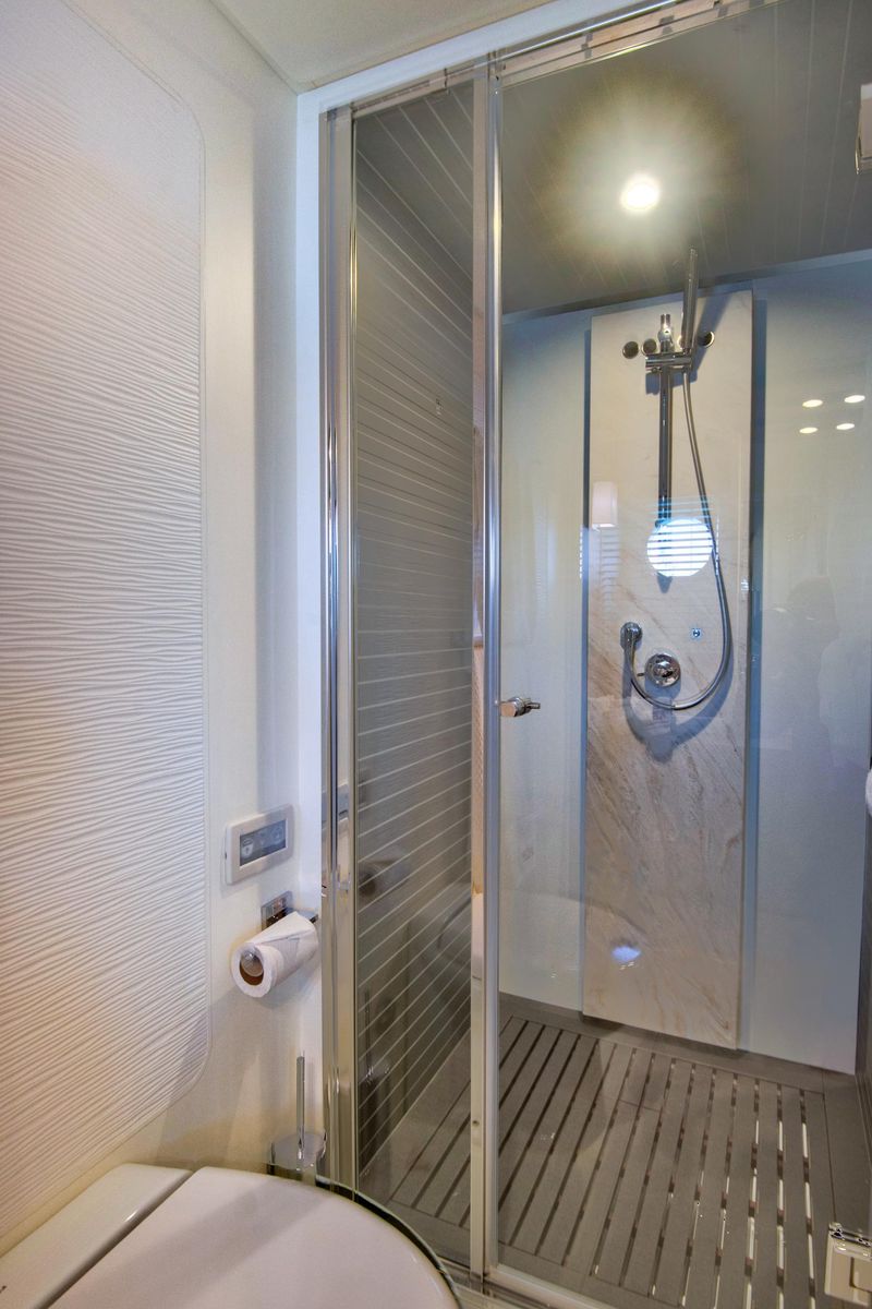 2015 Azimut 77 