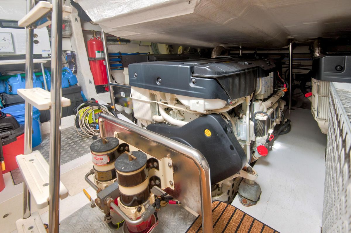 2015 Azimut 77 