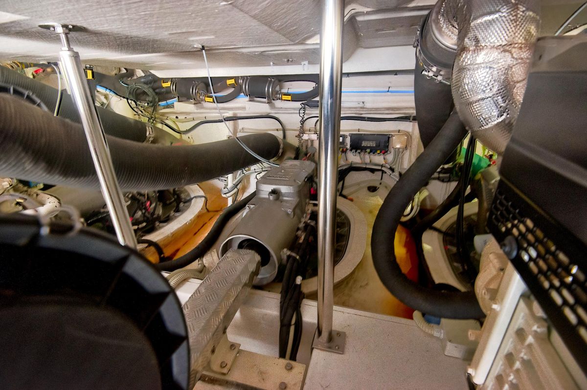 2015 Azimut 77 