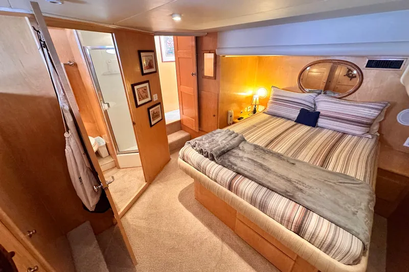 Barkruiser Yacht Photos Pics Cozy bedroom with ensuite bathroom in 1998 Navigator 4800 yacht.